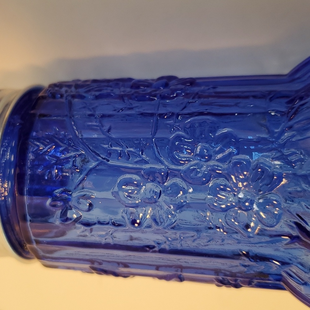 Vtg Cobalt Blue Glass Spice Shakers 5" Floral Design Aluminum Screw Top Set of 2 - Picture 5 of 9